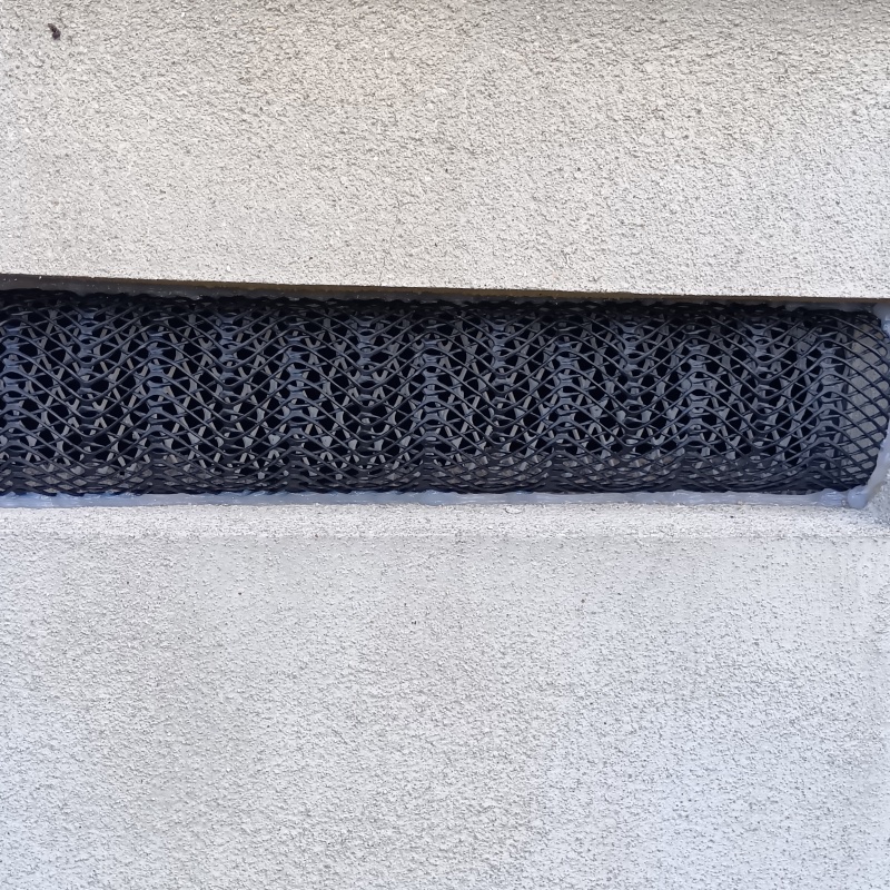 外壁の換気口をネットで封鎖