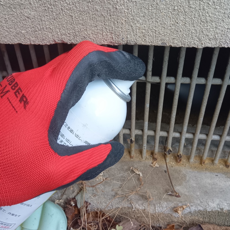 床下換気口から忌避スプレーを散布