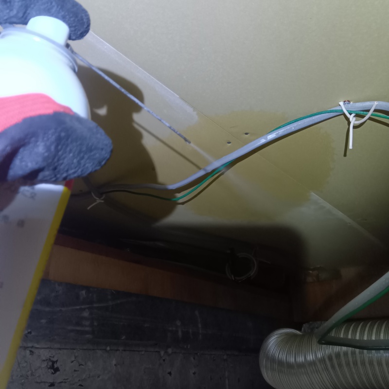 天井裏に忌避スプレーを散布