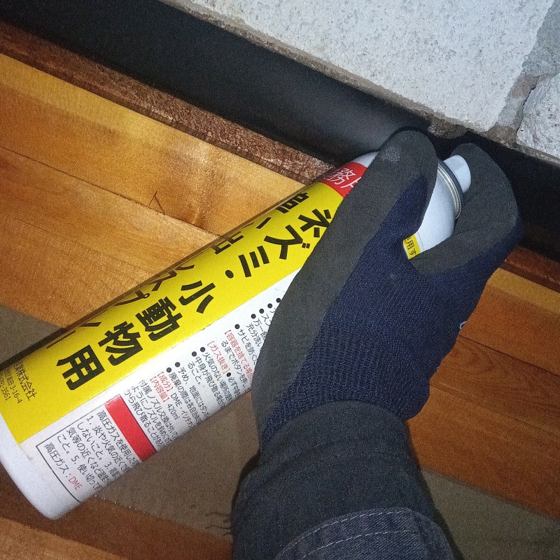 床下に忌避剤をスプレー