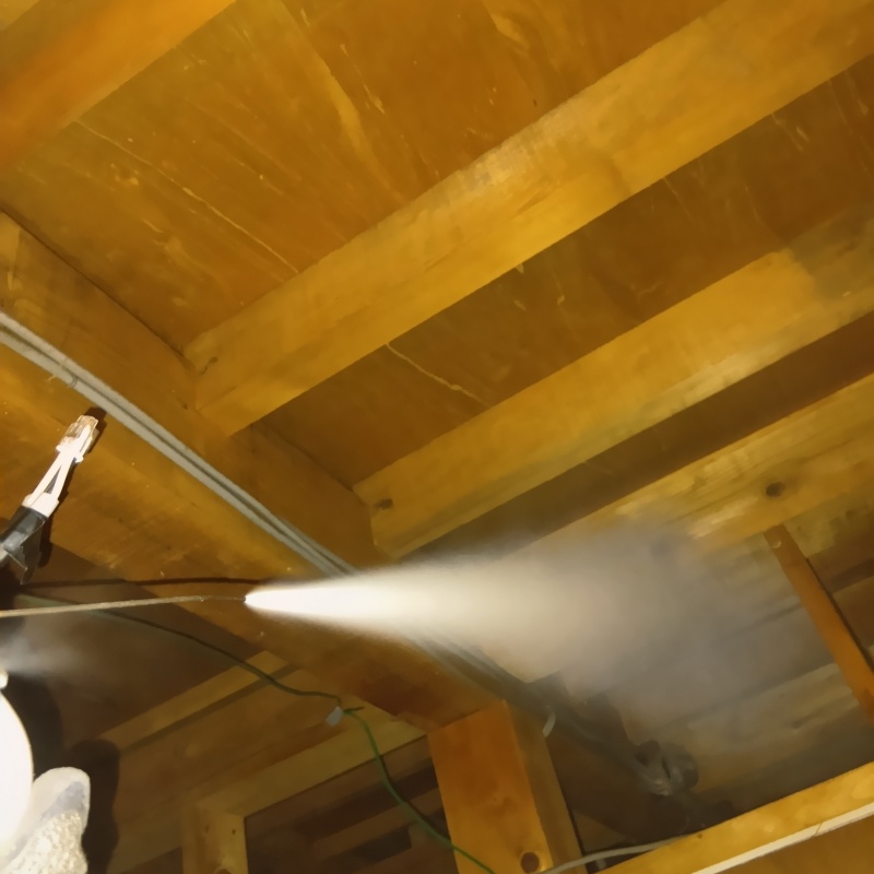 屋根裏に忌避スプレーを散布