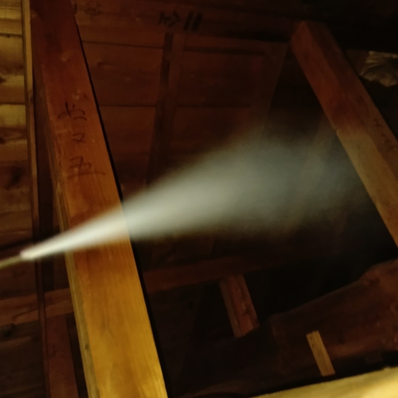 殺虫剤をスプレー