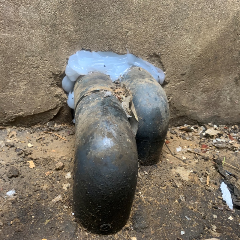 配管が通る穴のすき間を封鎖