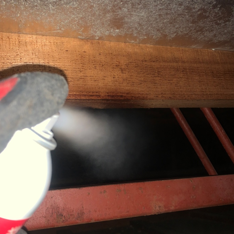 忌避スプレーを散布