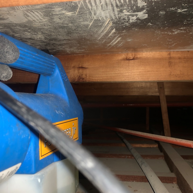 清掃後に噴霧器で除菌剤を散布