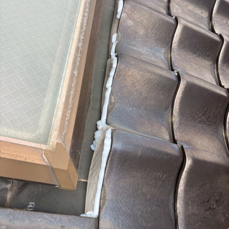 屋根瓦のすき間を封鎖