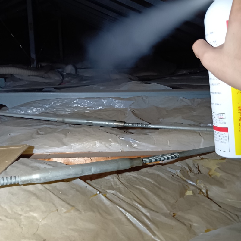 天井裏に忌避スプレーを散布