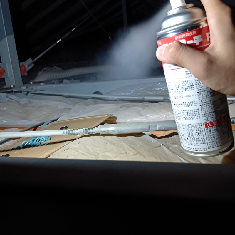 殺虫剤をスプレー