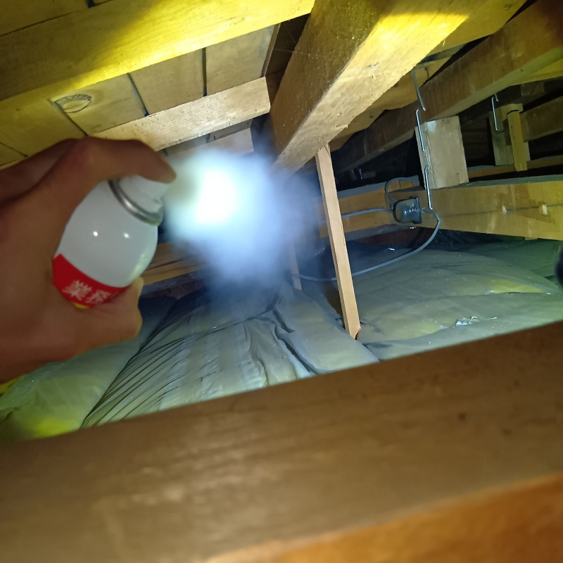 忌避スプレーを散布