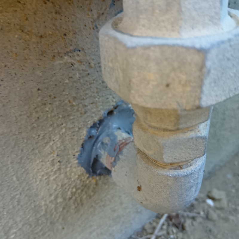 配管が通る穴のすき間を封鎖