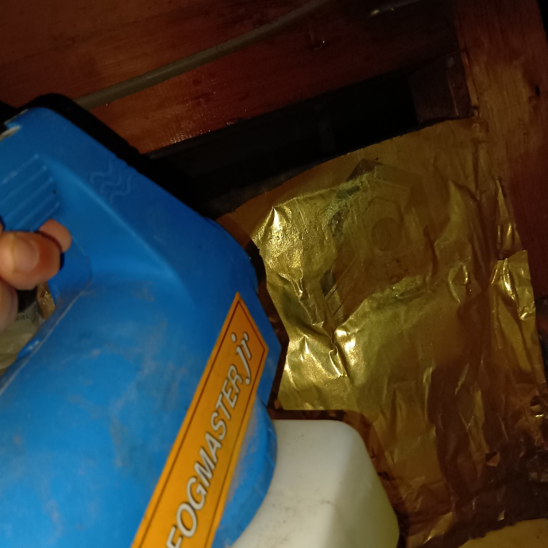 天井裏に噴霧器で薬剤を散布