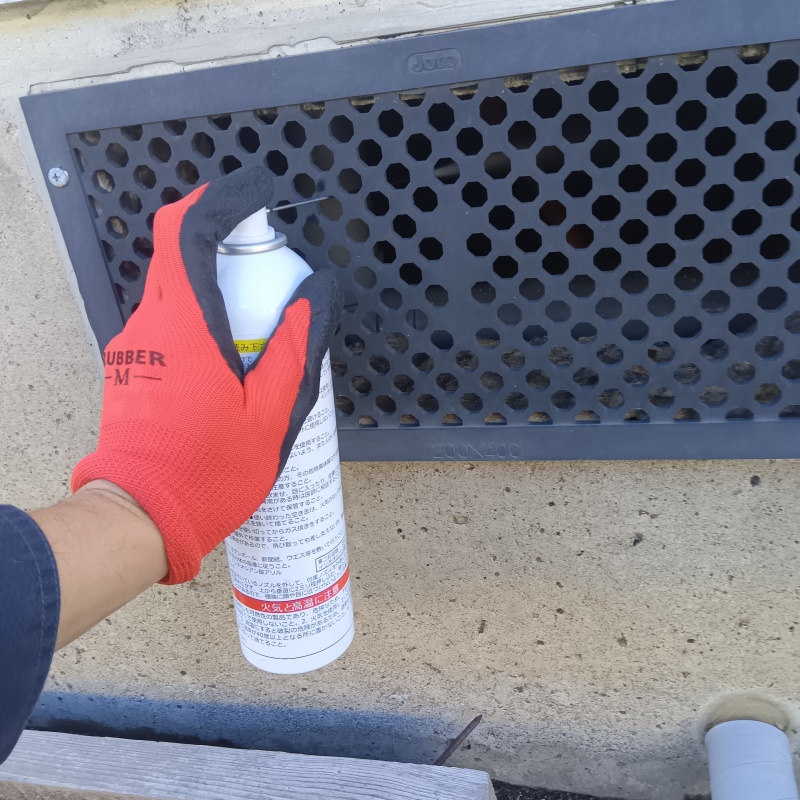 床下換気口から忌避剤をスプレー