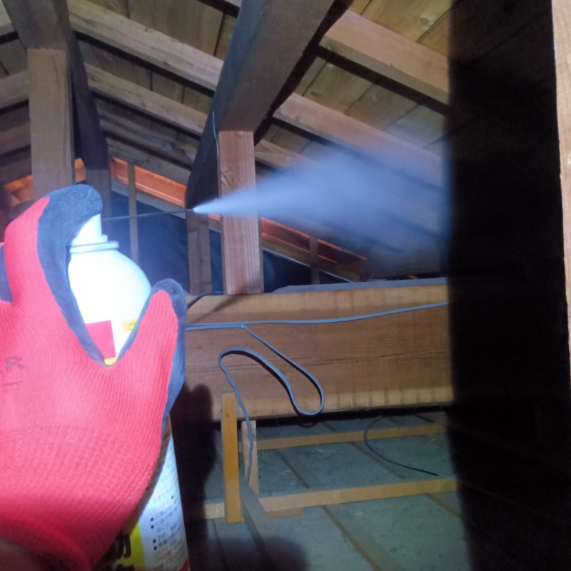 天井裏に忌避剤をスプレー