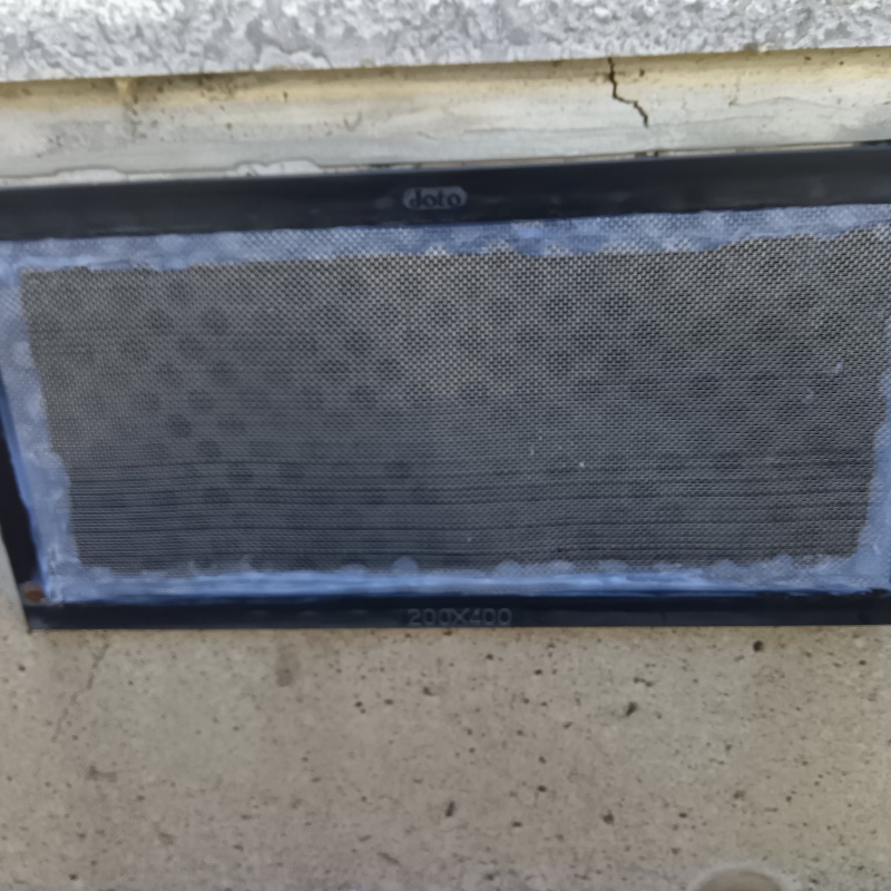 床下換気口をネットとパテで封鎖