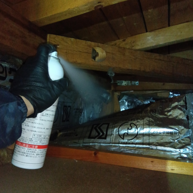 忌避スプレーを散布