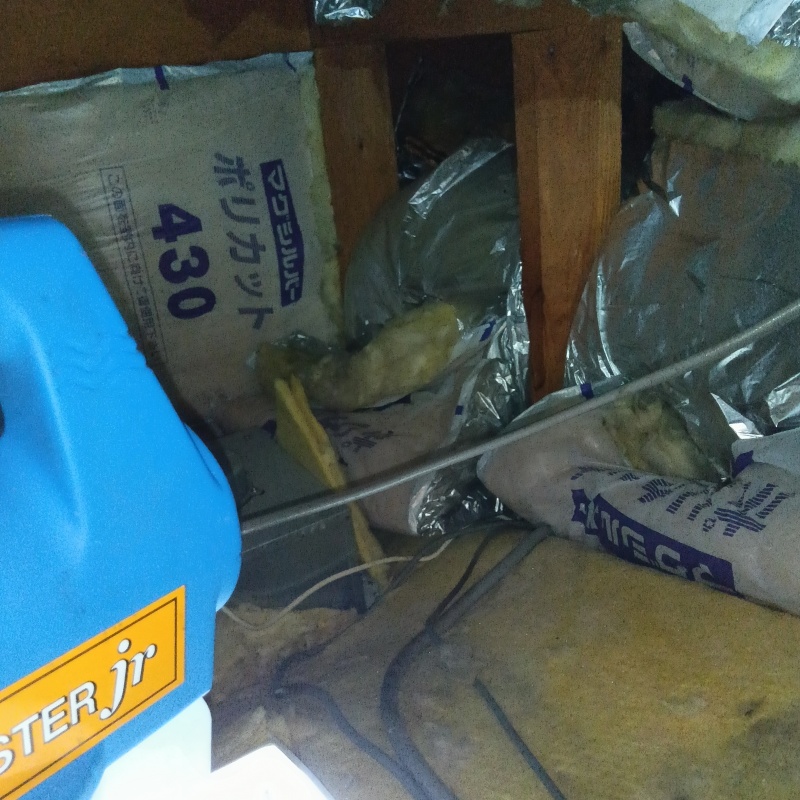 天井裏に除菌剤を噴霧