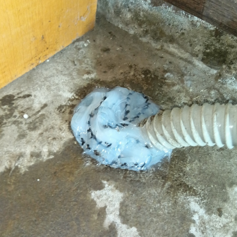 配管が通る穴のすき間を封鎖