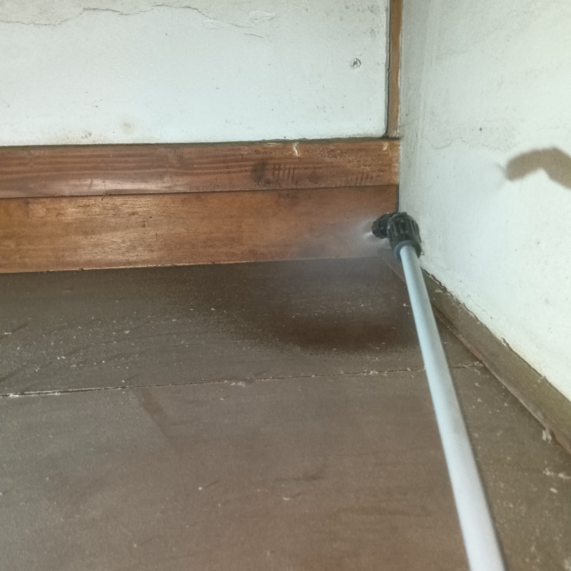 床に除菌剤を散布