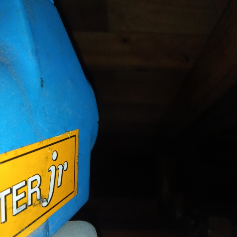 噴霧器で消臭剤を散布