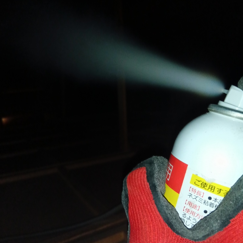 忌避スプレーを散布