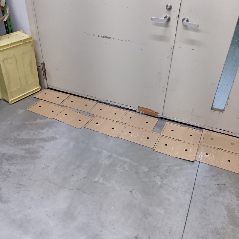 壁際に粘着シートを設置