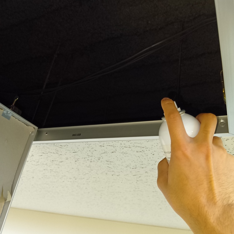 忌避スプレーを散布