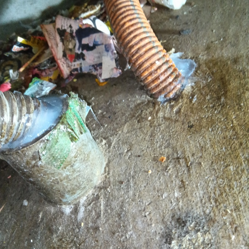 配管が通る穴のすき間を封鎖