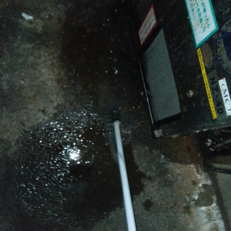 床に除菌剤を散布