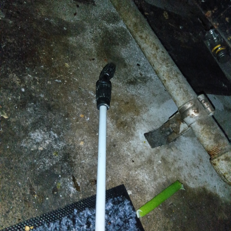 床に除菌剤を散布