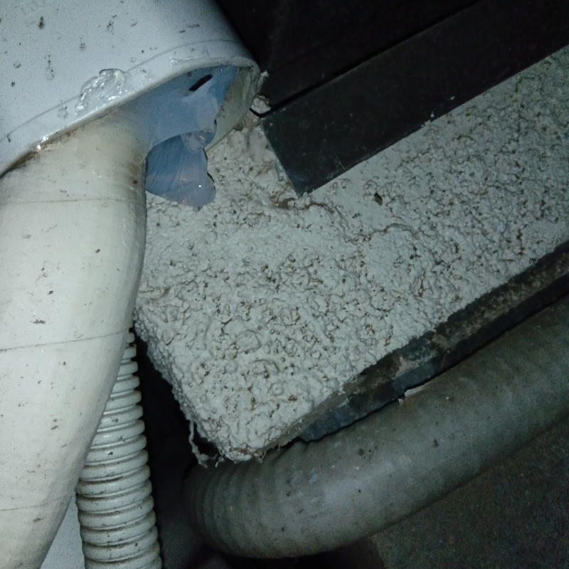 配管まわりのすき間を封鎖