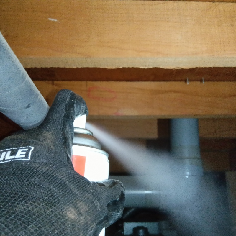 天井裏に殺虫剤をスプレー