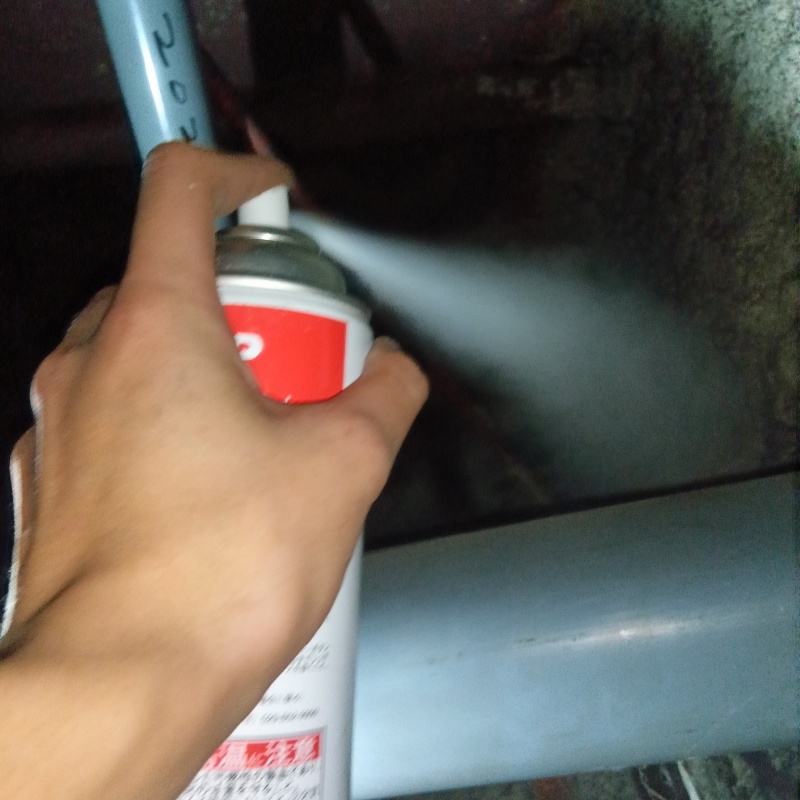 殺虫剤をスプレー