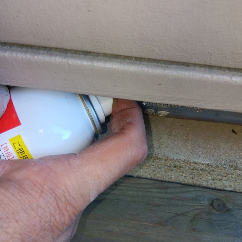 外壁の下から忌避スプレーを散布