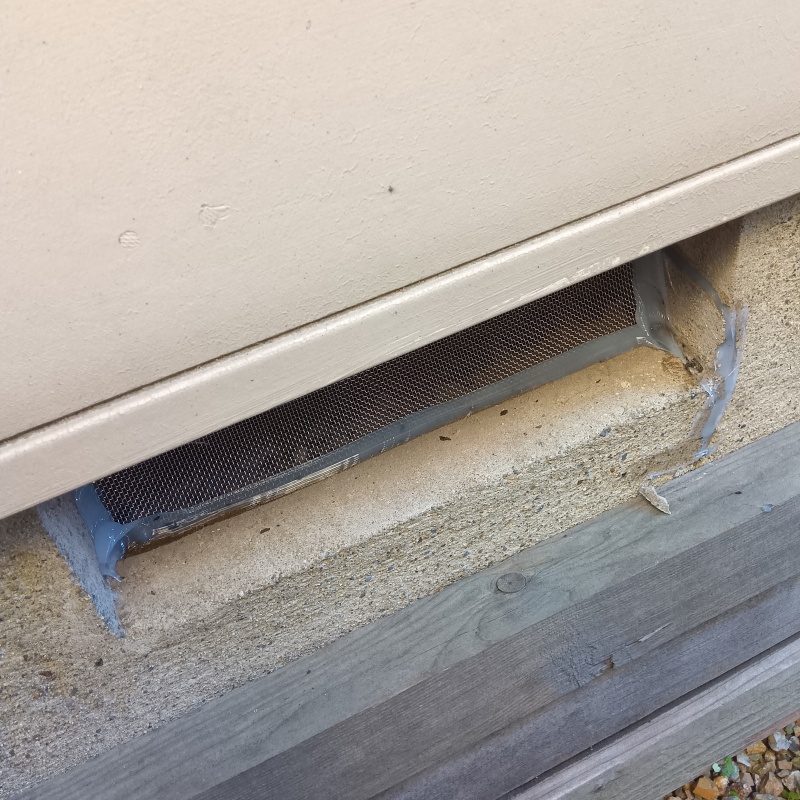 床下換気口に金網を設置