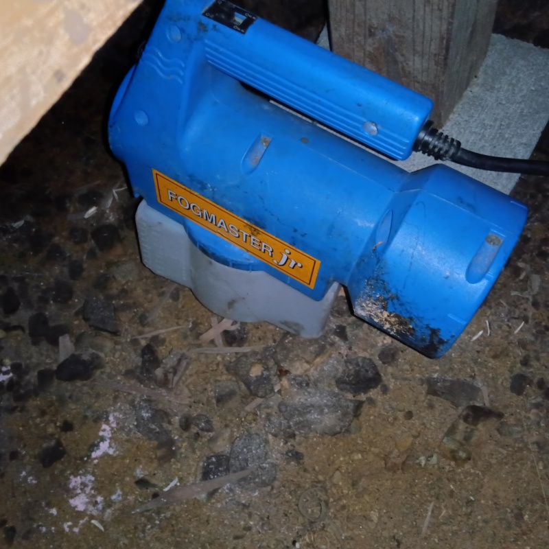 床下に噴霧器で除菌・消臭剤を散布