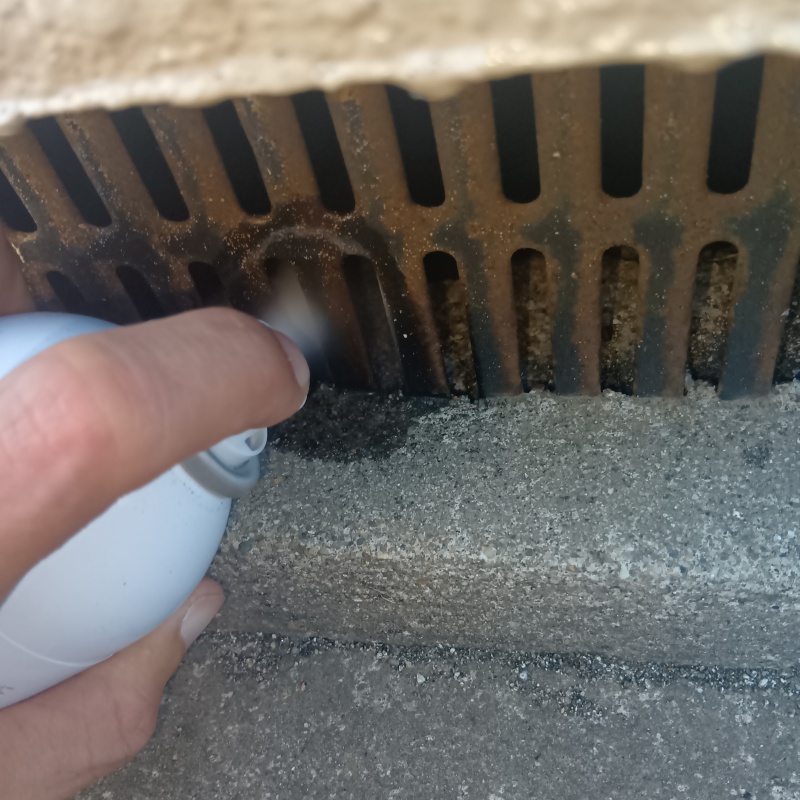 床下換気口から忌避スプレーを散布