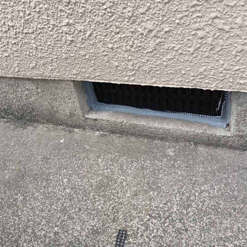 床下換気口に金網を設置