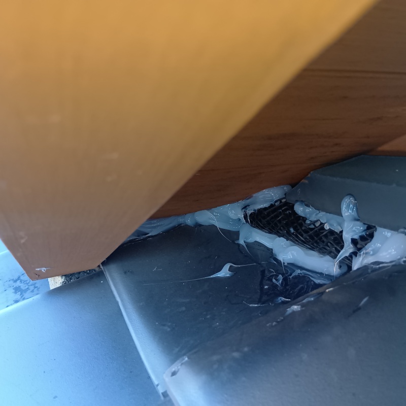 屋根瓦のすき間を封鎖