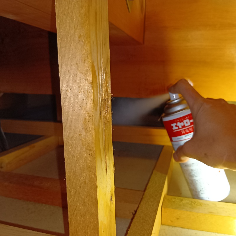 殺虫剤をスプレー