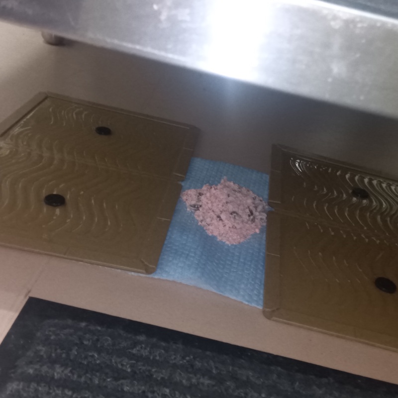 殺鼠剤のまわりに粘着シートを設置