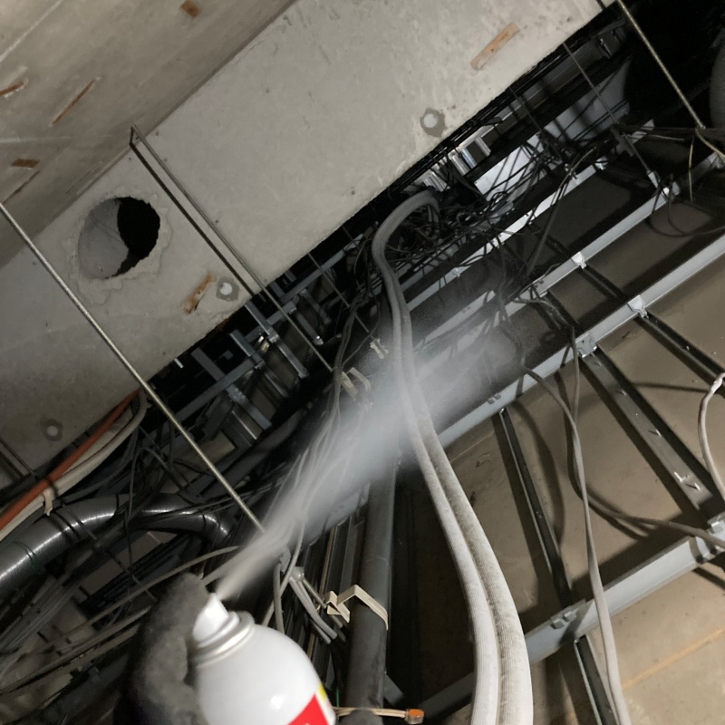 天井裏に忌避スプレーを散布