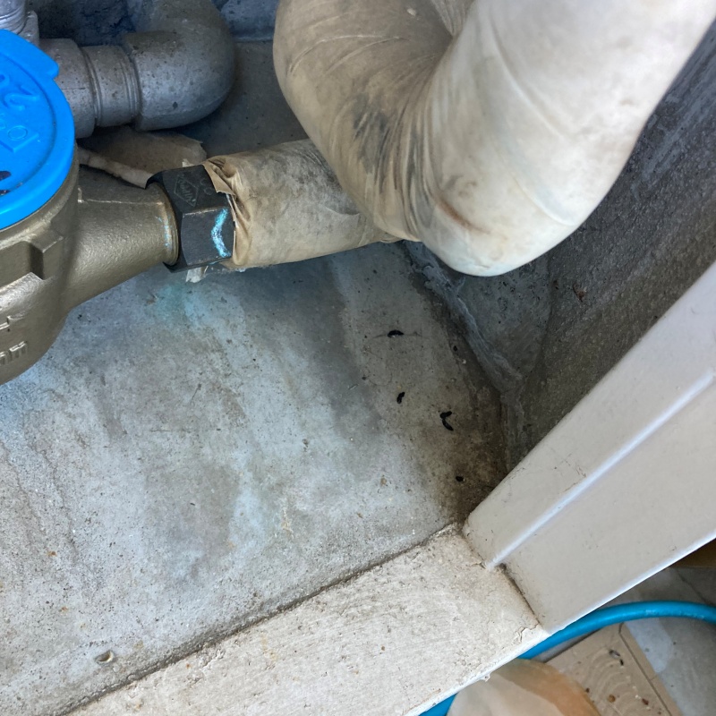 配管まわりにあったネズミのフン