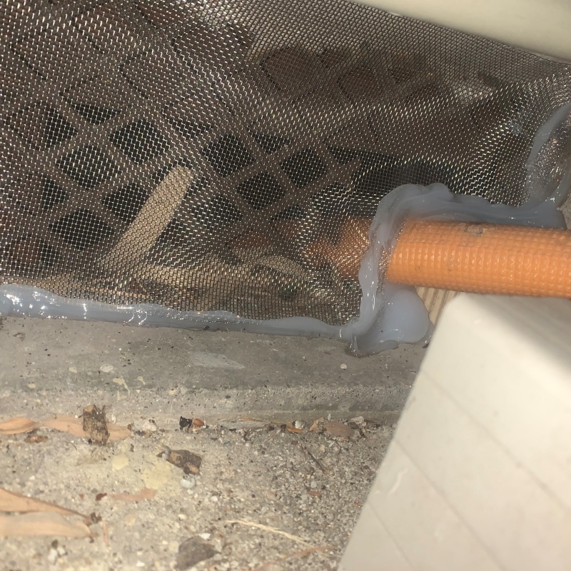 床下換気口と配管の貫通部分を封鎖