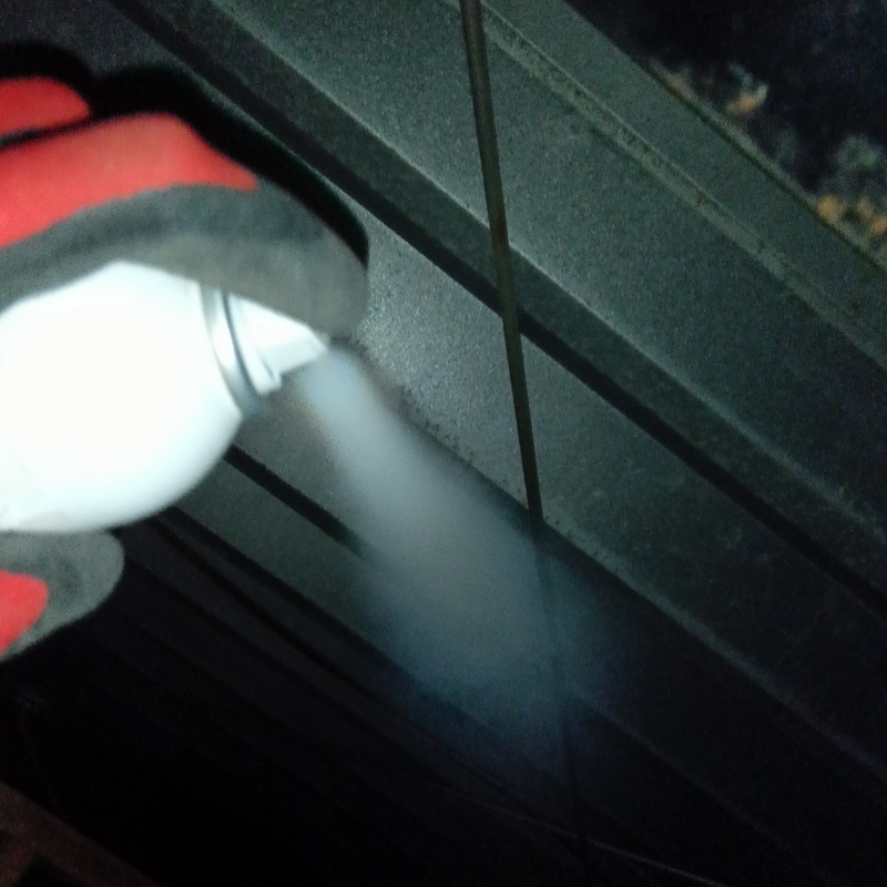 忌避スプレーを散布