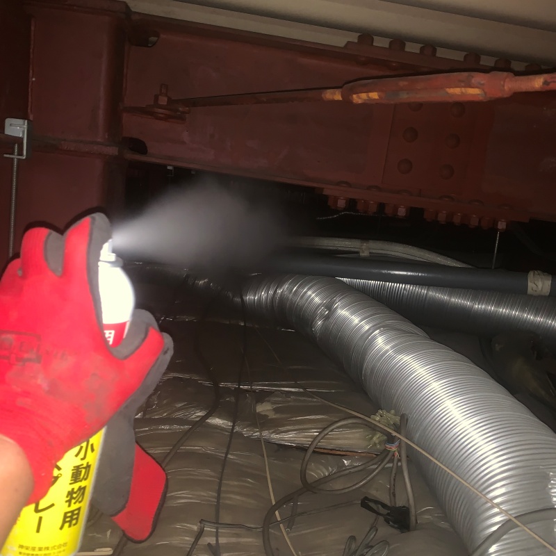 忌避スプレーを散布