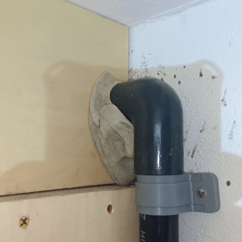 配管まわりのすき間を封鎖