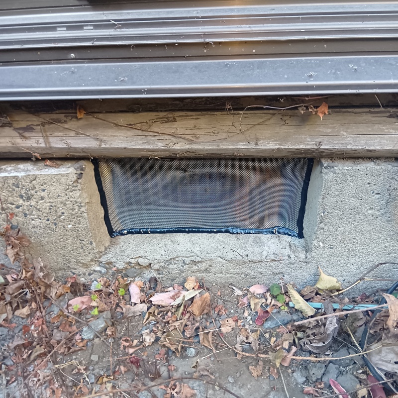 床下換気口をネットとパテで封鎖