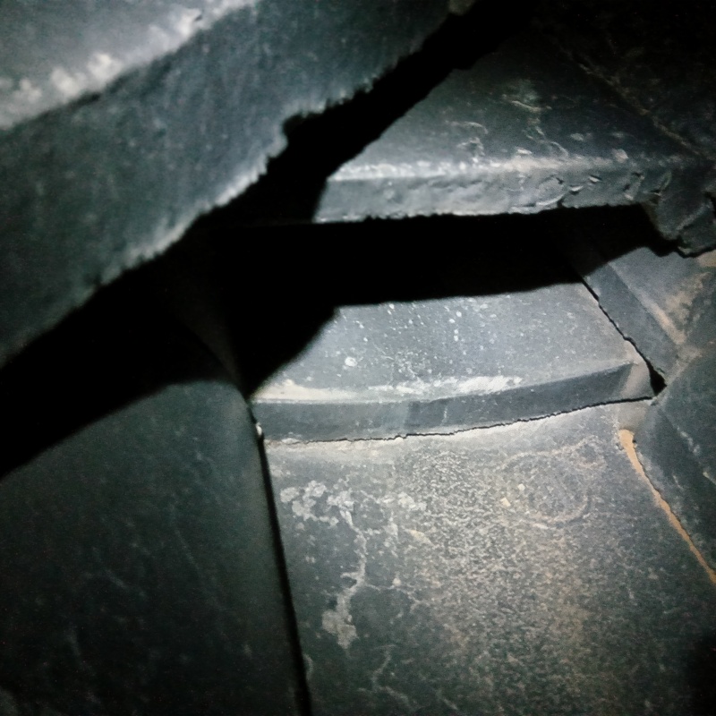 屋根瓦のすき間