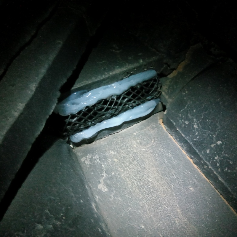 屋根瓦のすき間を封鎖