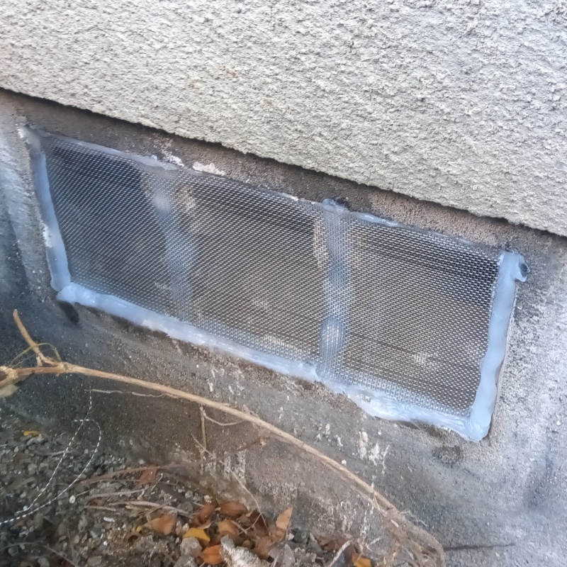 床下換気口をネットとパテで封鎖